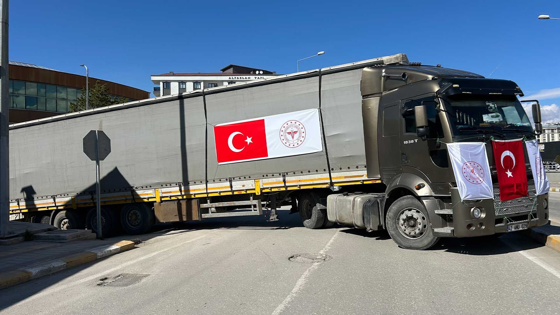 Van’dan İran’a Sağlık Köprüsü, 3 Yardım Tırı Yola Çıktı