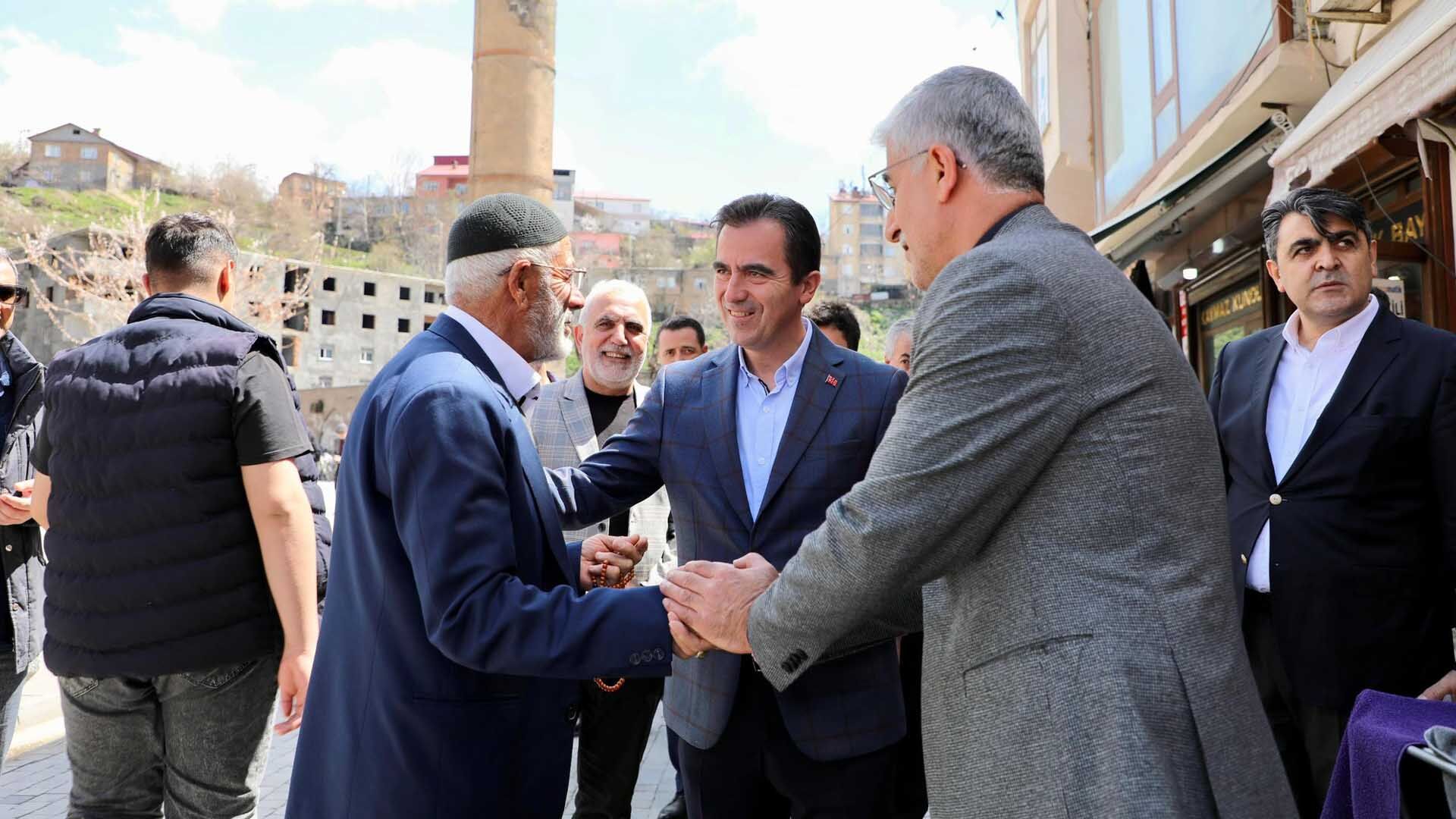 Bitlis Valisi Karakaya Çarşıda Esnaf Ve Vatandaşlarla Buluştu 3