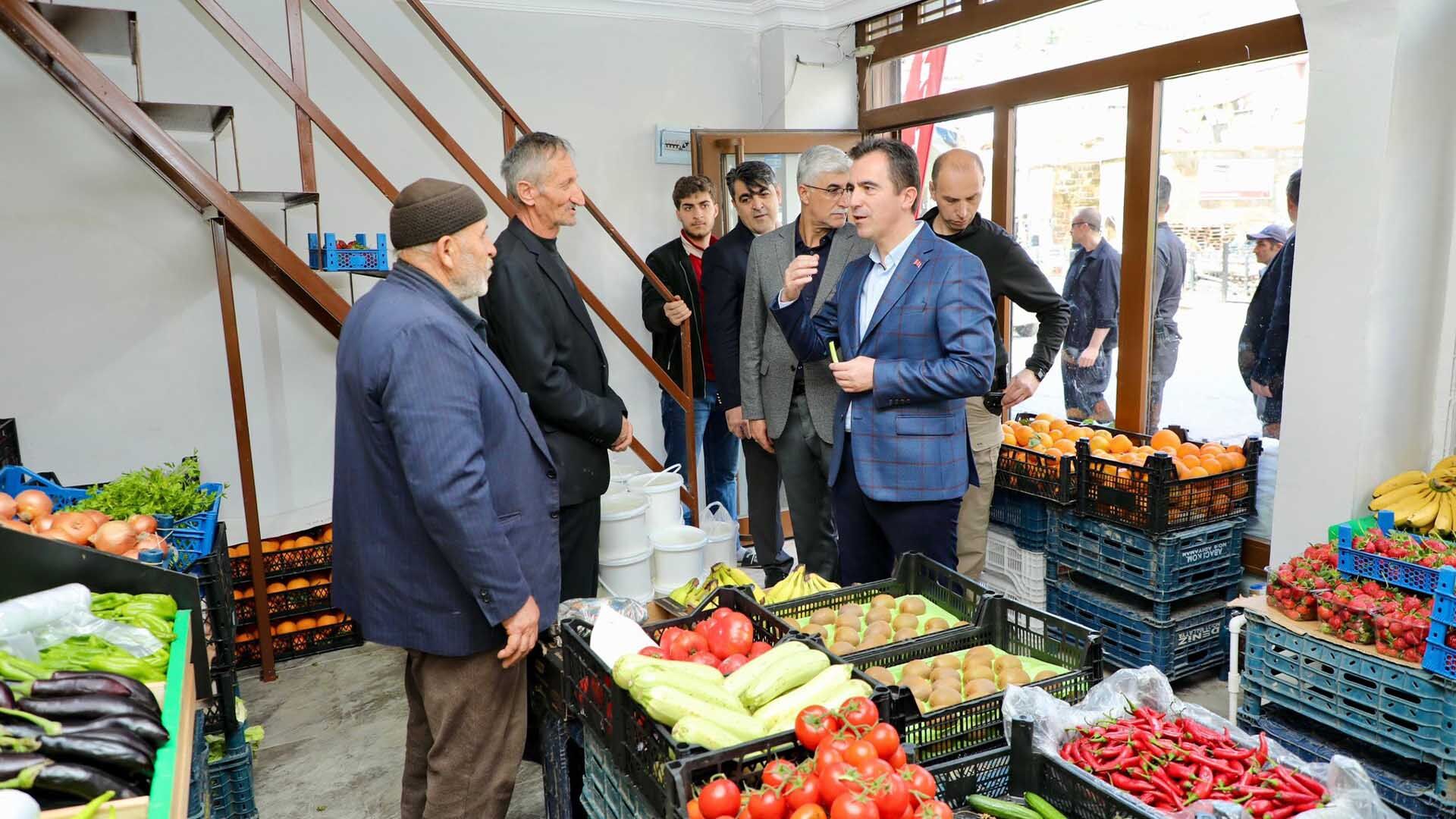 Bitlis Valisi Karakaya Çarşıda Esnaf Ve Vatandaşlarla Buluştu 4