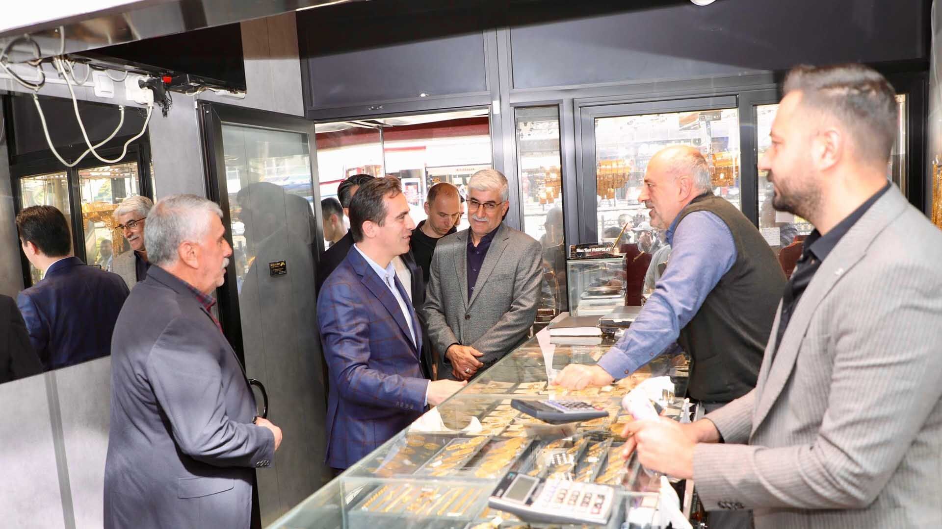 Bitlis Valisi Karakaya Çarşıda Esnaf Ve Vatandaşlarla Buluştu 8
