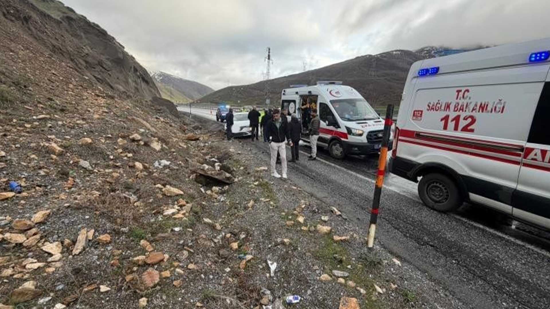 Bitlis'te Kayganlaşan Yolda Kaza, 2 Kişi Yaralandı 1