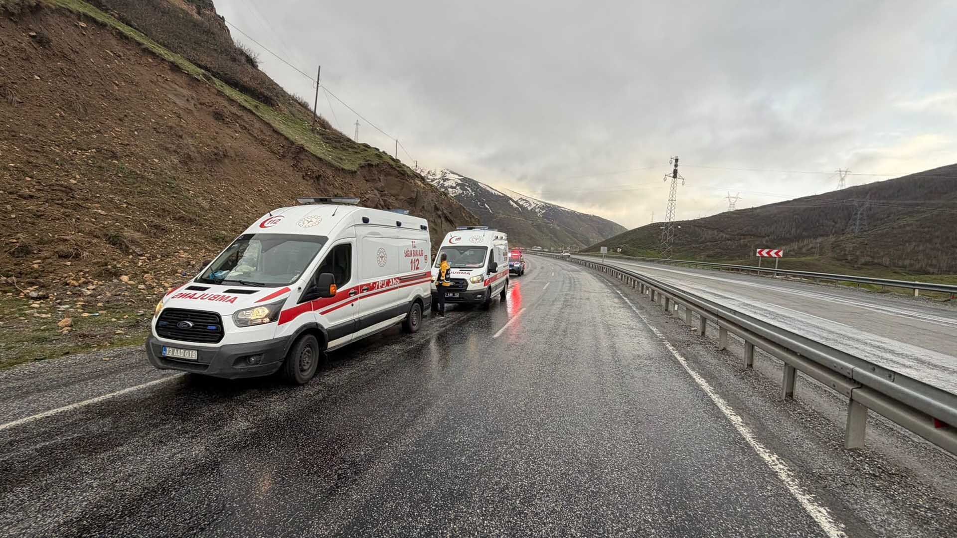 Bitlis'te Kayganlaşan Yolda Kaza, 2 Kişi Yaralandı