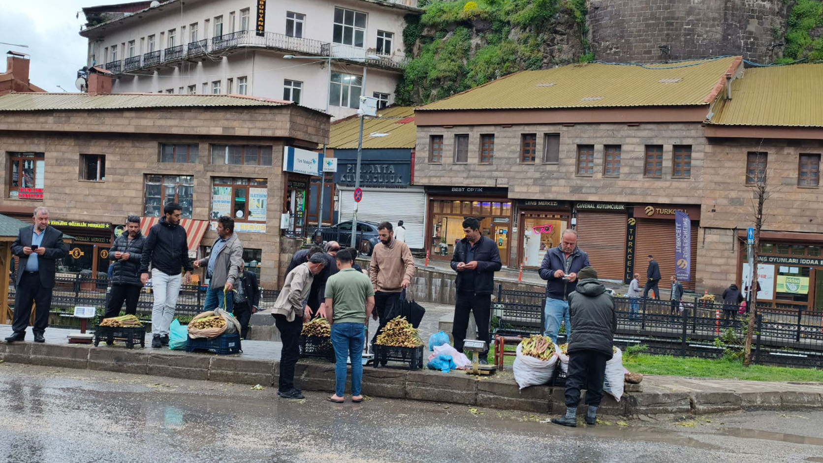 Bitlis’te Uçkun Tezgâhlarda Alıcı Buluyor 3