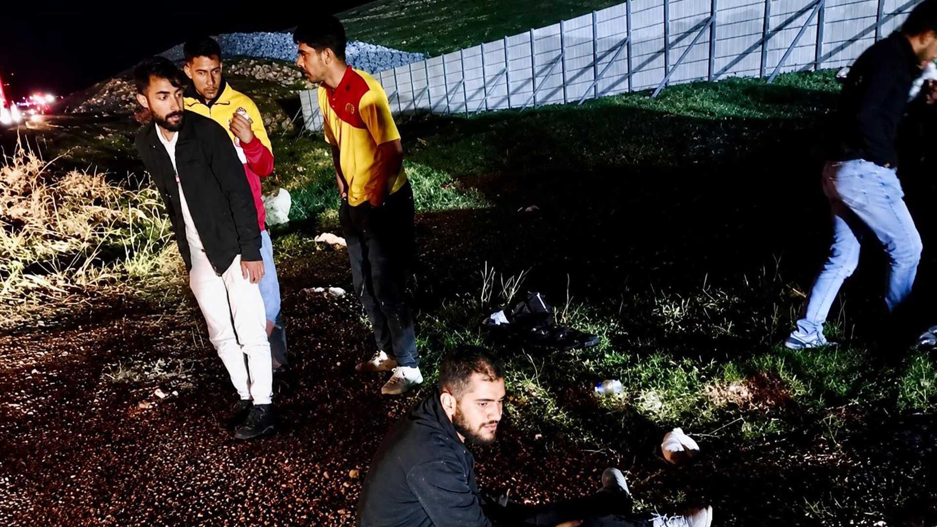Taraftarları Taşıyan Midibüs Devrildi, 25 Yaralı 1