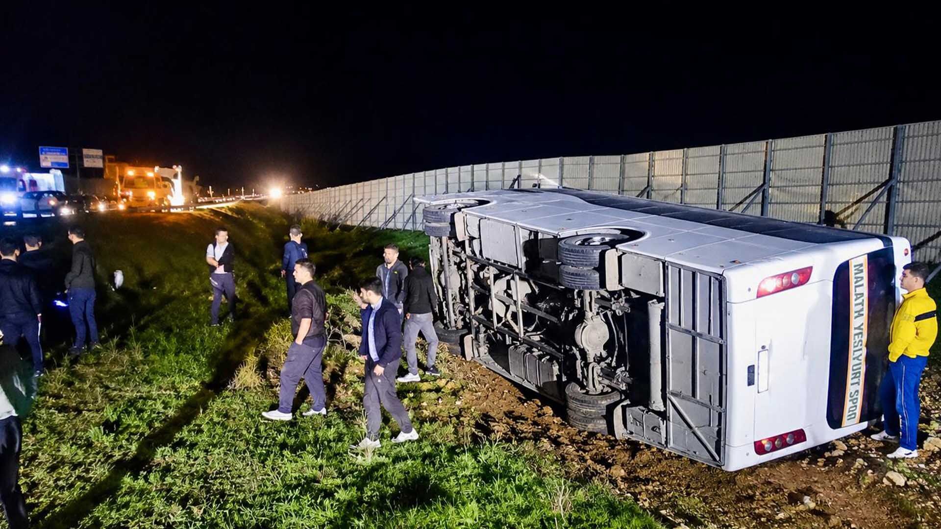 Taraftarları Taşıyan Midibüs Devrildi, 25 Yaralı 2
