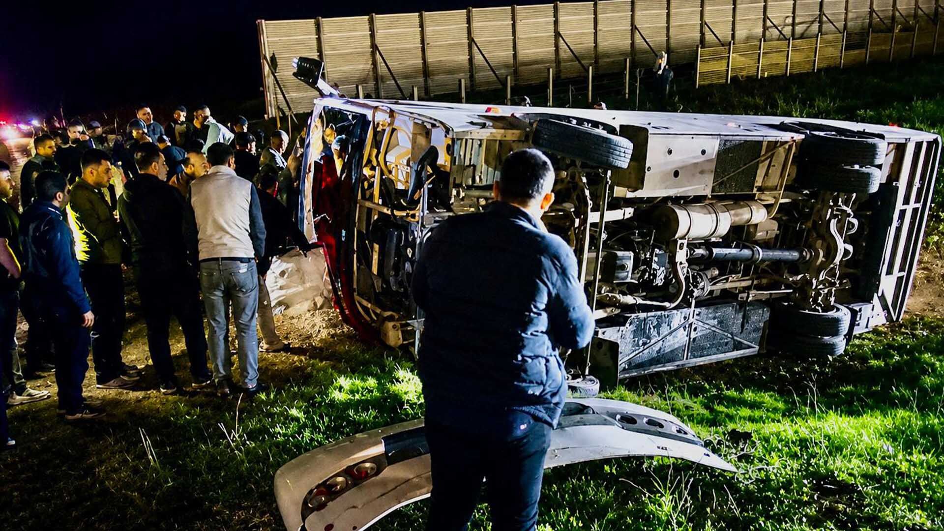 Taraftarları Taşıyan Midibüs Devrildi, 25 Yaralı 3