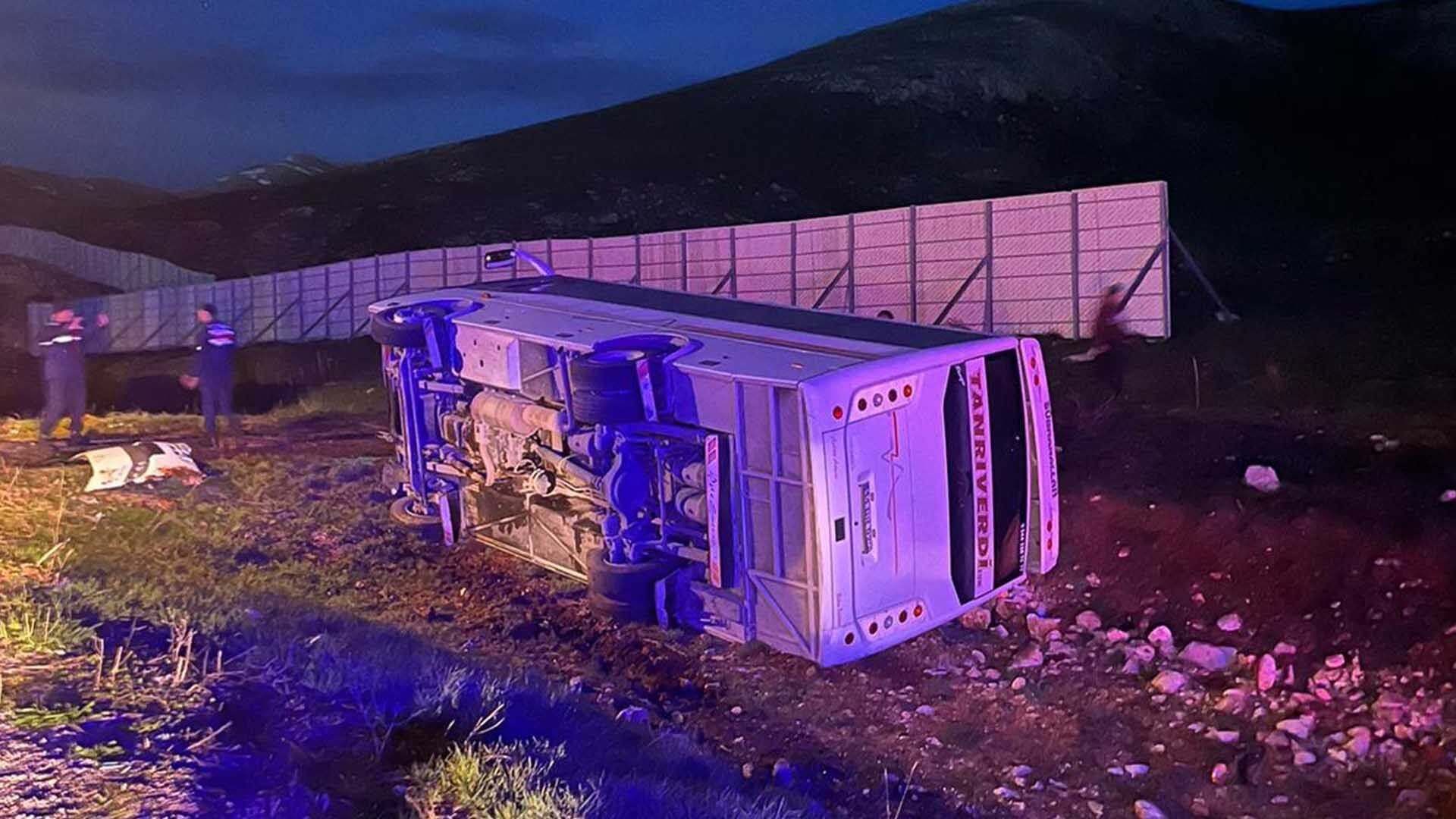 Taraftarları Taşıyan Midibüs Devrildi, 25 Yaralı