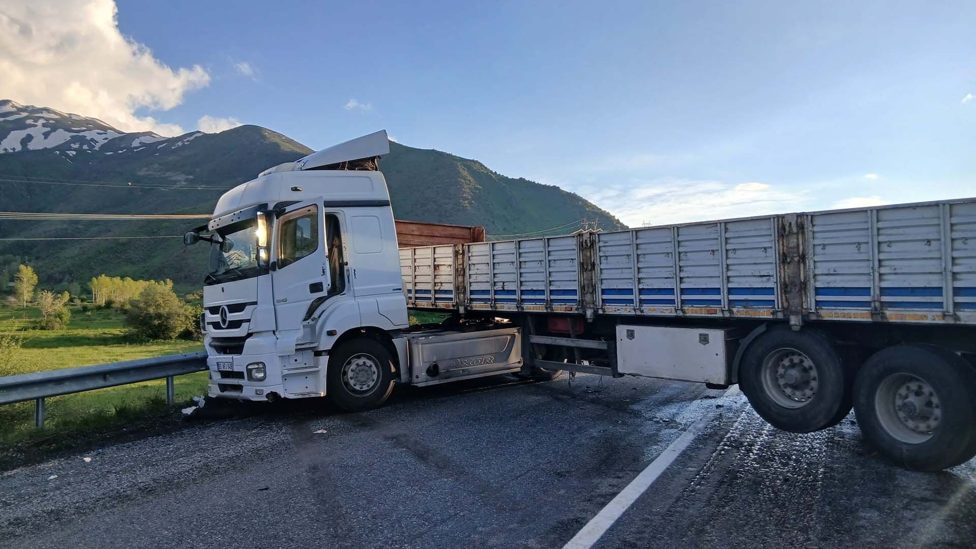 Tatvan Kara Yolunda Korkutan Kaza, 1’I Ağır, 6 Yaralı 2