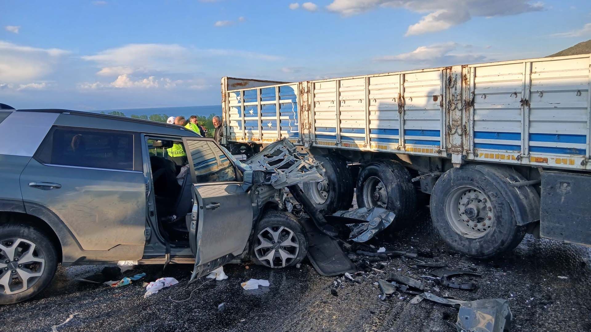 Tatvan Kara Yolunda Korkutan Kaza, 1’I Ağır, 6 Yaralı