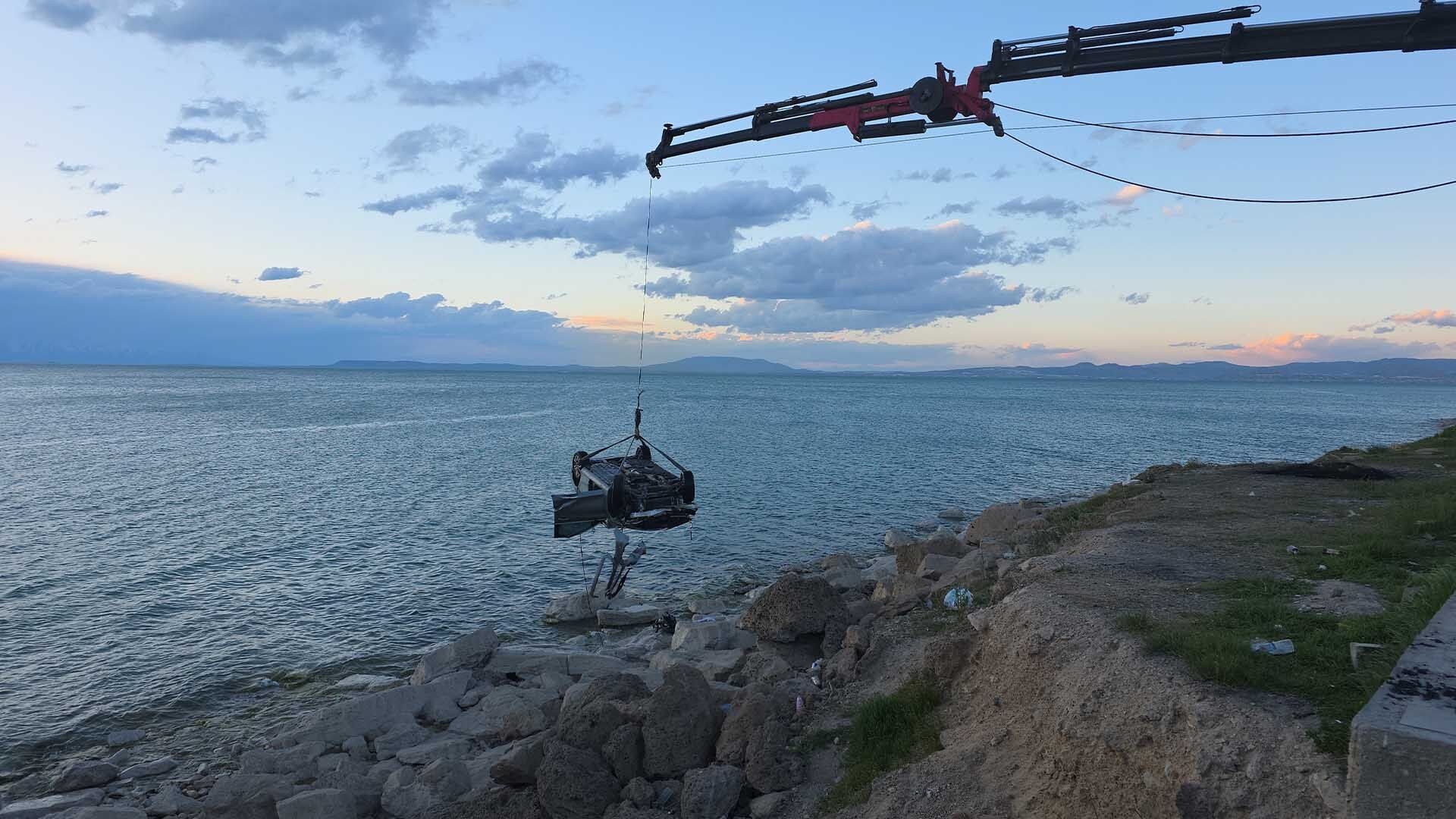 Van Gölü’ne Uçan Otomobil Vinçle Çıkarıldı 4
