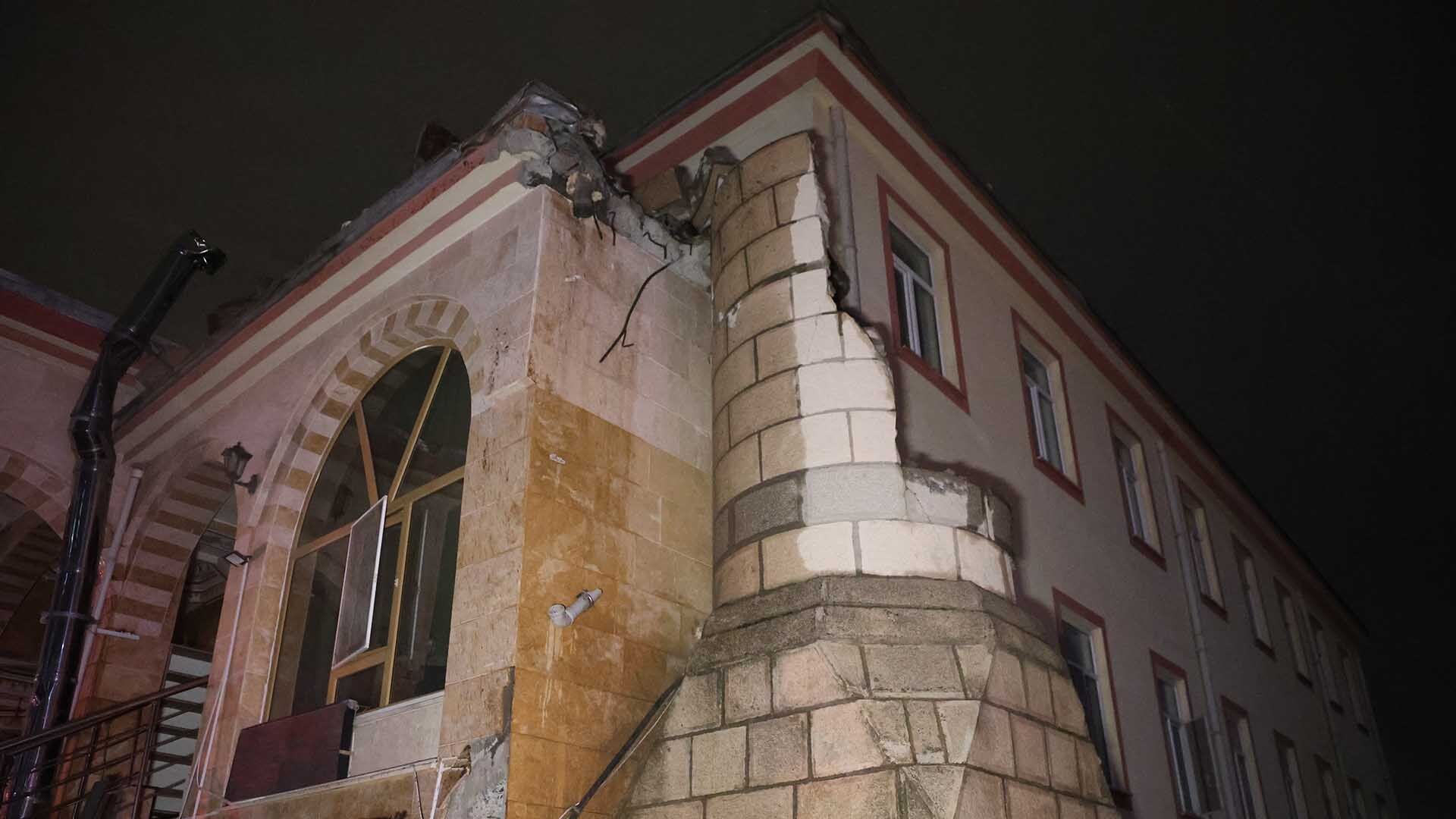 Yıldırım Faciası Ucuz Atlatıldı, Cami Minaresi Yıkıldı 1