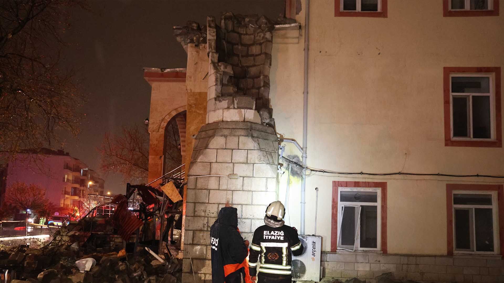 Yıldırım Faciası Ucuz Atlatıldı, Cami Minaresi Yıkıldı 3