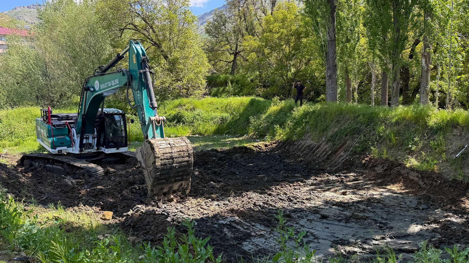 Bitlis Arıdağ Köyü’nde Kanal Temizliği Çalışmaları Sürüyor 3