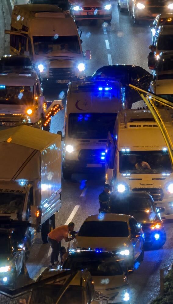 Bitlis Spor Kutlamalarında Vatandaş Ambulansın Önünde Koşarak Yolu Açtı; Takdir Topladı 1