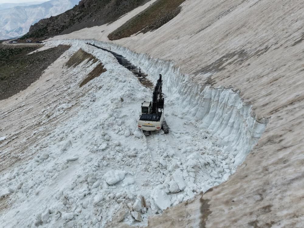 Bitlis'in Yanı Başında Yaz Mevsiminde Kartopu Keyfi1