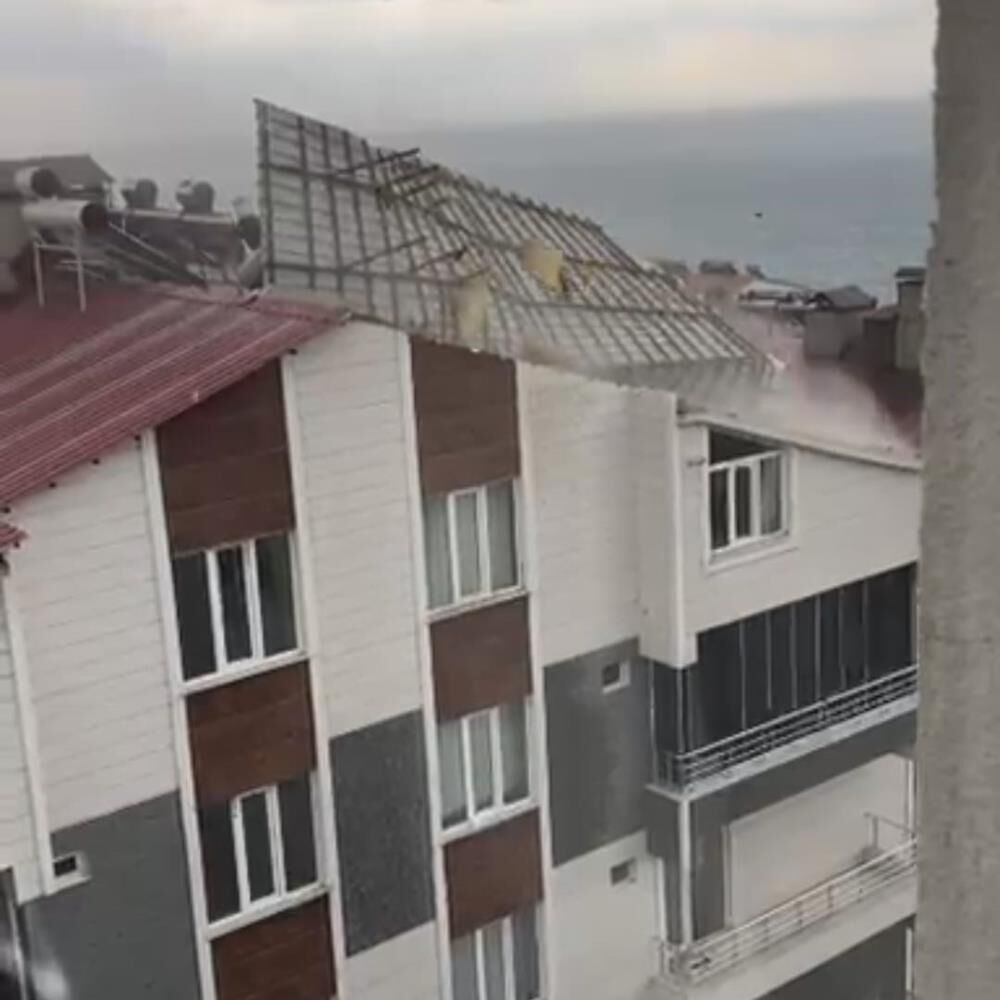 Bitlis'te Fırtına Çatı Uçurdu 1