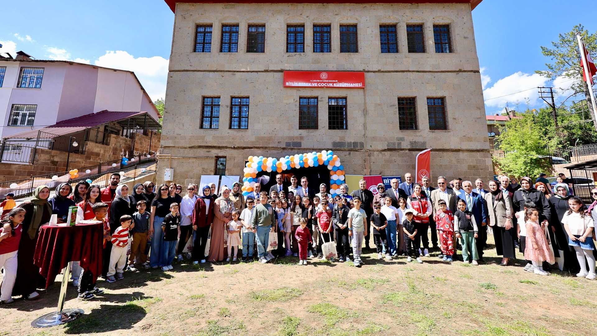 Bitlis’te Kitap Okuyan Aileler Ödüllendirildi 2