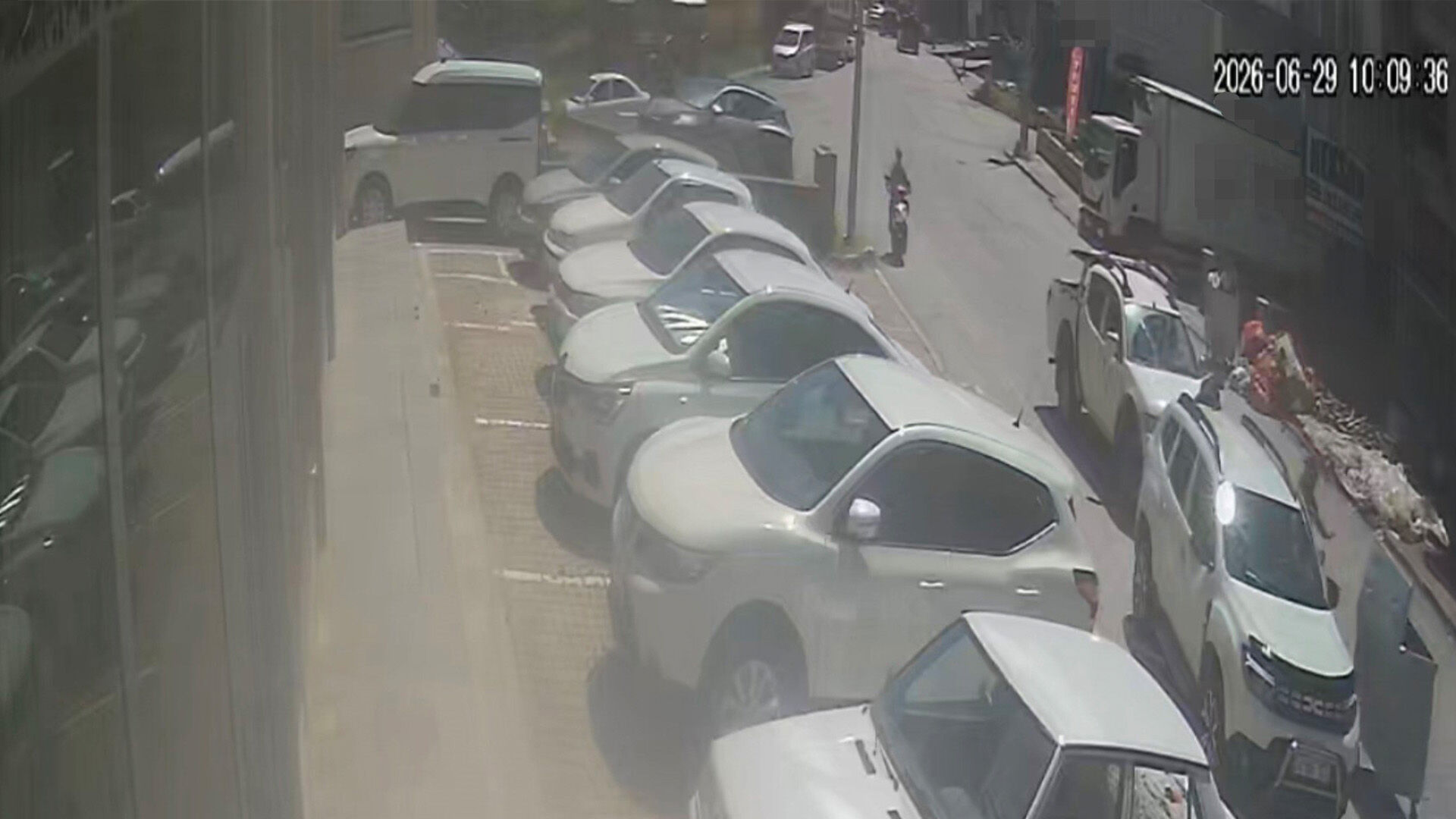 Bitlis'te Kontrolden Çıkan Çöp Konteyneri Trafiği Birbirine Kattı 1