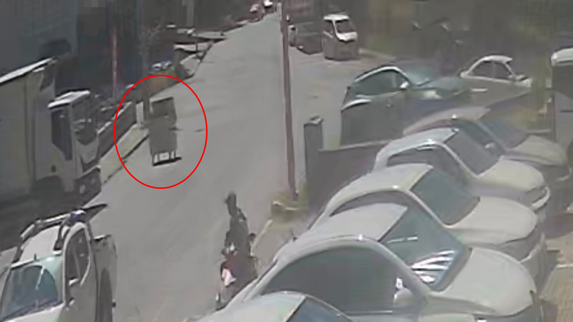 Bitlis'te Kontrolden Çıkan Çöp Konteyneri Trafiği Birbirine Kattı