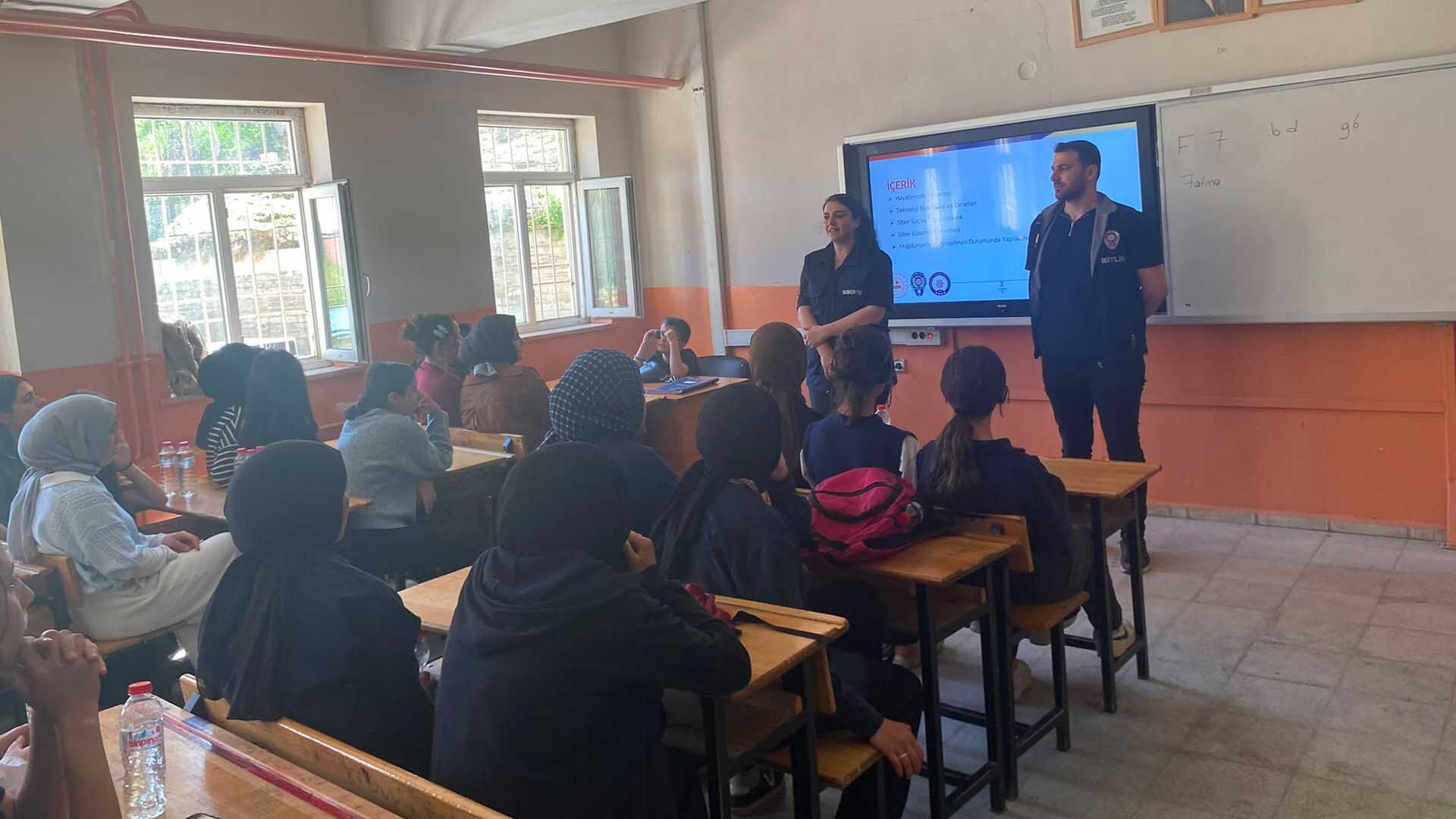 Hizan’da 283 Öğrenci Ve 20 Öğretmene Siber Güvenlik Eğitimi