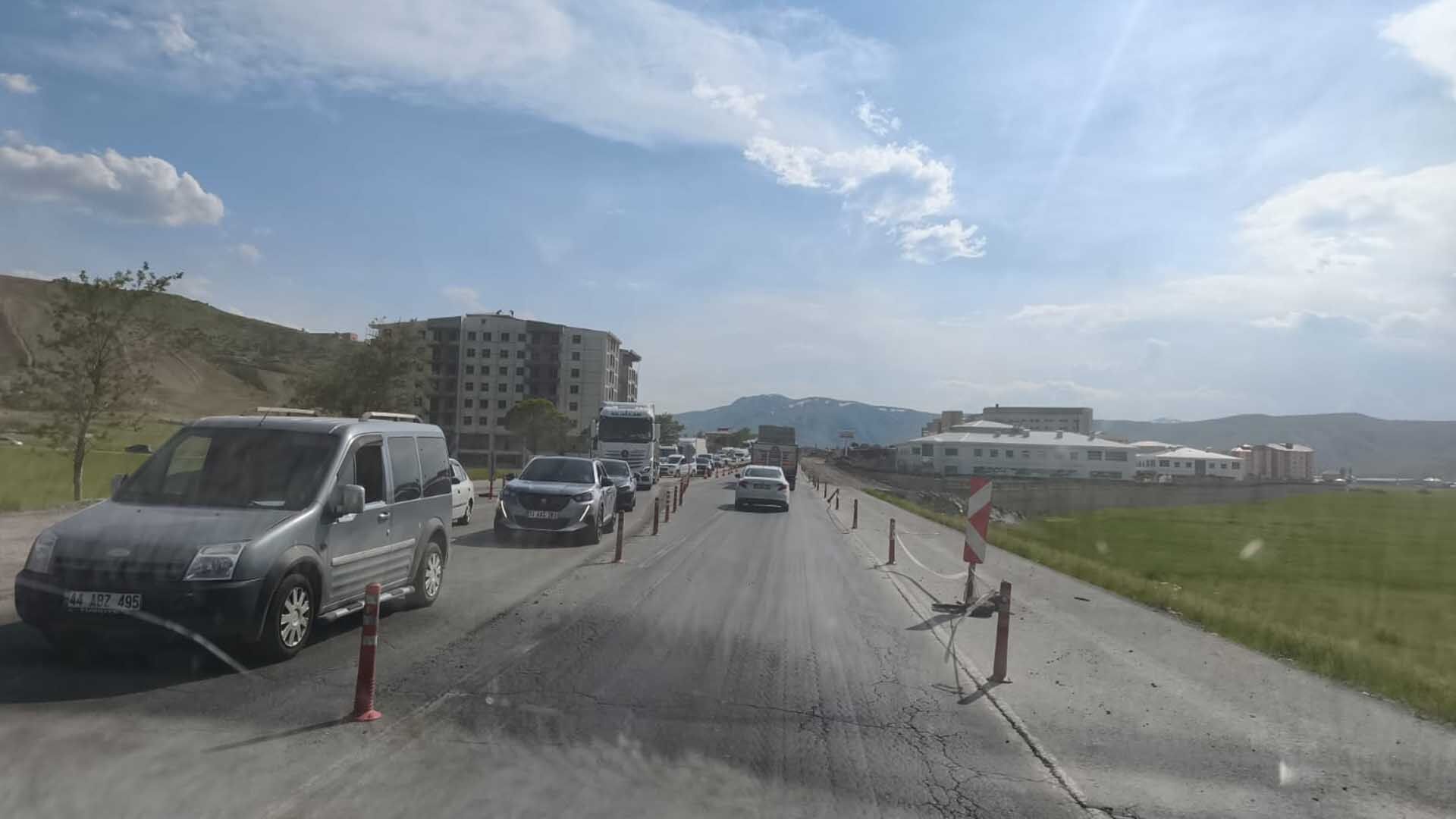 Tatvan Bitlis Yolunda Uzun Araç Kuyruğu Oluştu 1