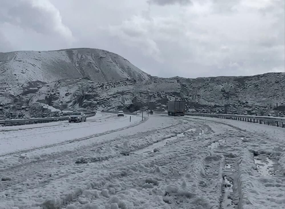 Tendürek'te Haziranda Kış Manzarası Dolu Her Yeri Beyaza Bürüdü 1