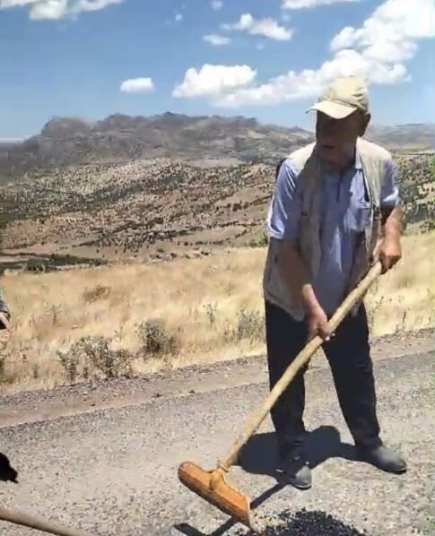 Belediyeden Umut Kestiler! Bozulan Yolu Kendi Imkanlarıyla Yaptılar