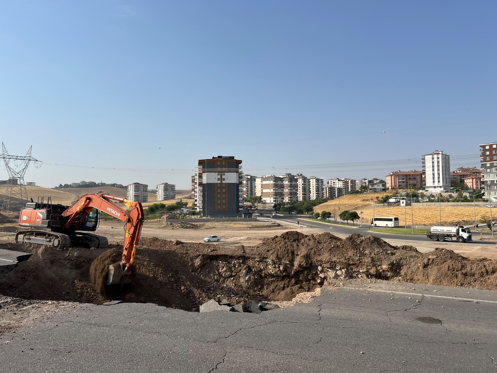 Bitlis'e Sınır Ilde Isale Hattında Patlama Çevre Yolu Çöktü 1