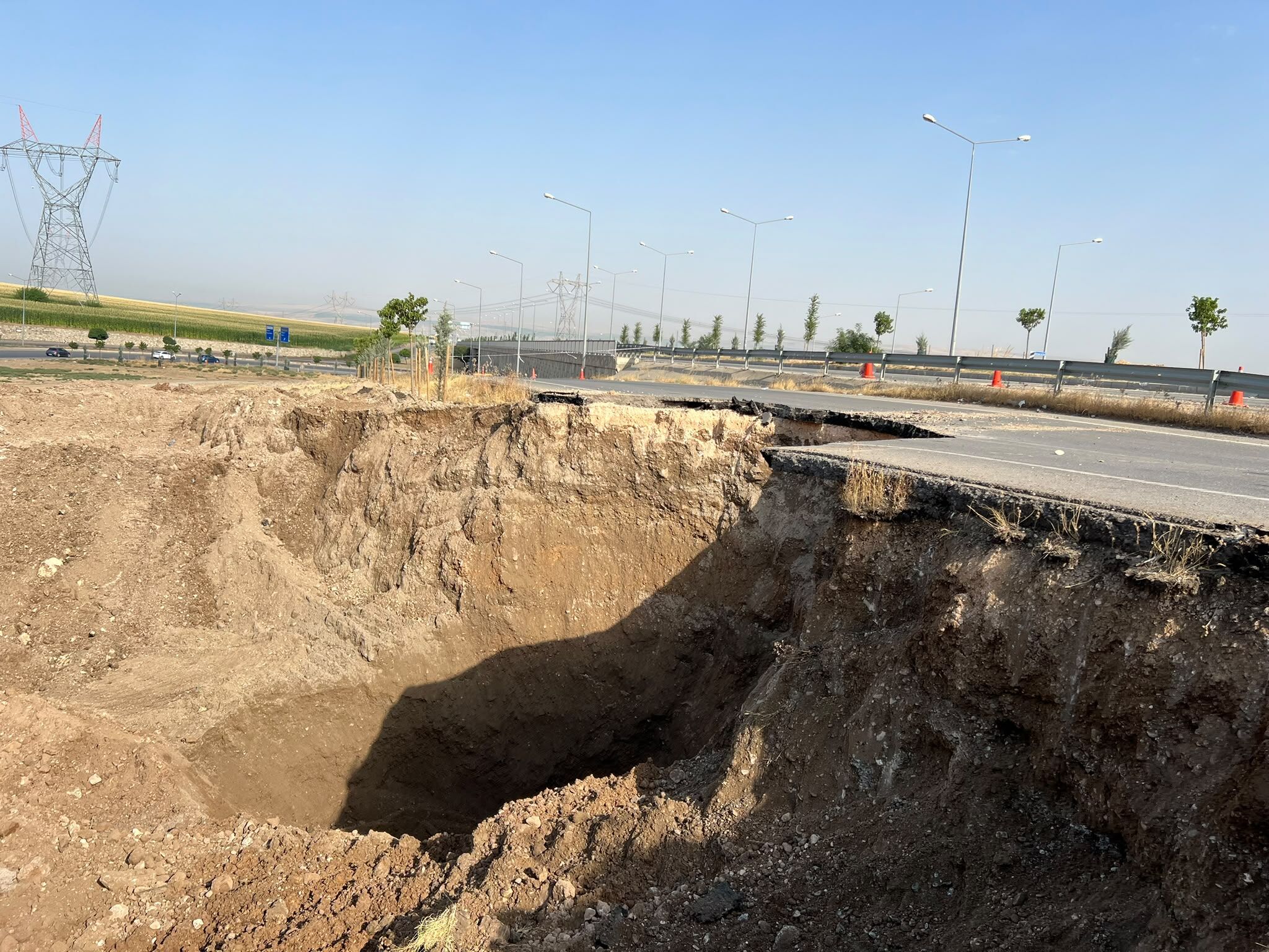 Bitlis'e Sınır Ilde Isale Hattında Patlama Çevre Yolu Çöktü 3