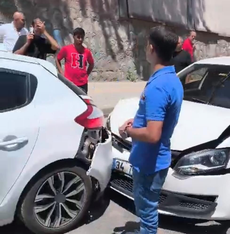 Bitlis'te Iki Otomobil Çarpıştı