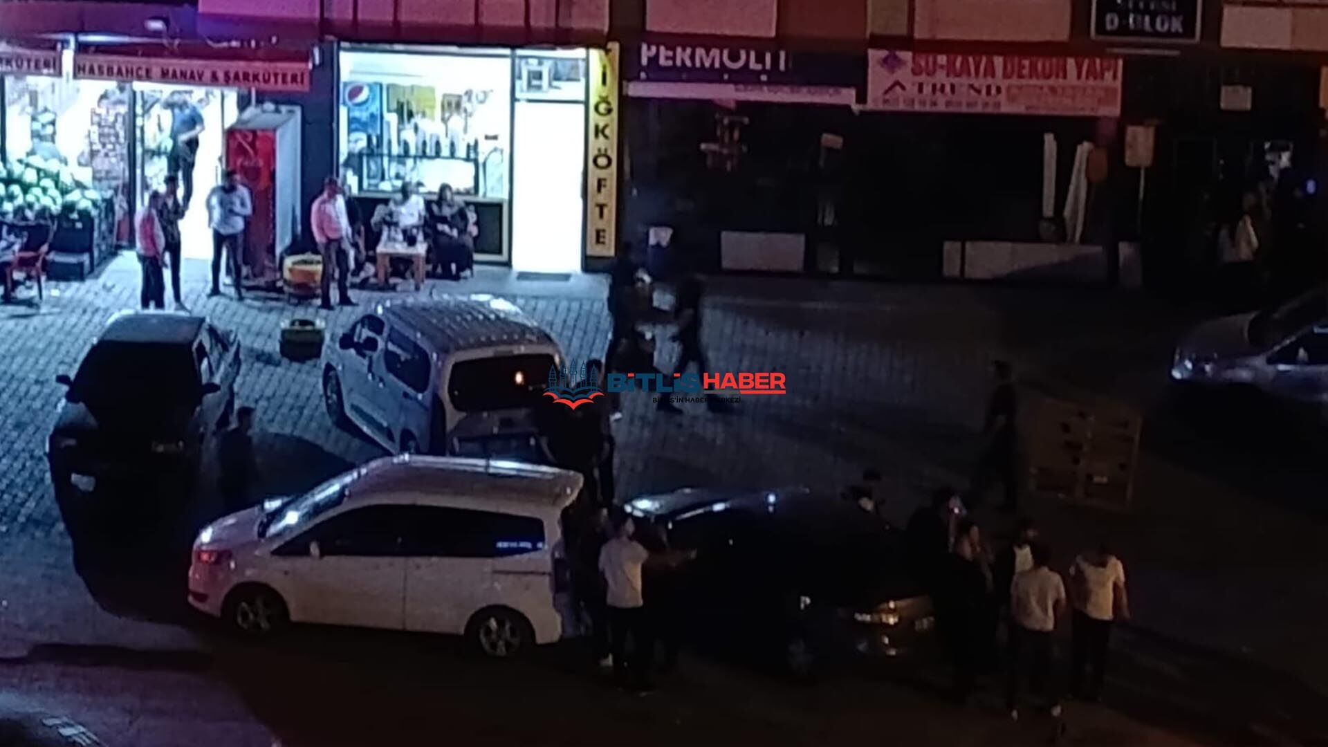 Bitlis'te 'Ölüm Yolu'nda Otomobil Çocuğa Çarptı! Mahalleli Yolu Kapattı 1
