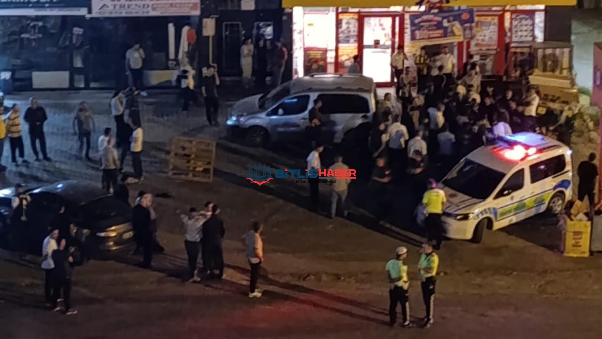 Bitlis'te 'Ölüm Yolu'nda Otomobil Çocuğa Çarptı! Mahalleli Yolu Kapattı 2