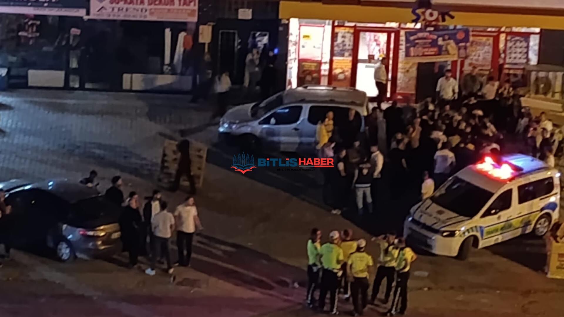 Bitlis'te 'Ölüm Yolu'nda Otomobil Çocuğa Çarptı! Mahalleli Yolu Kapattı 3
