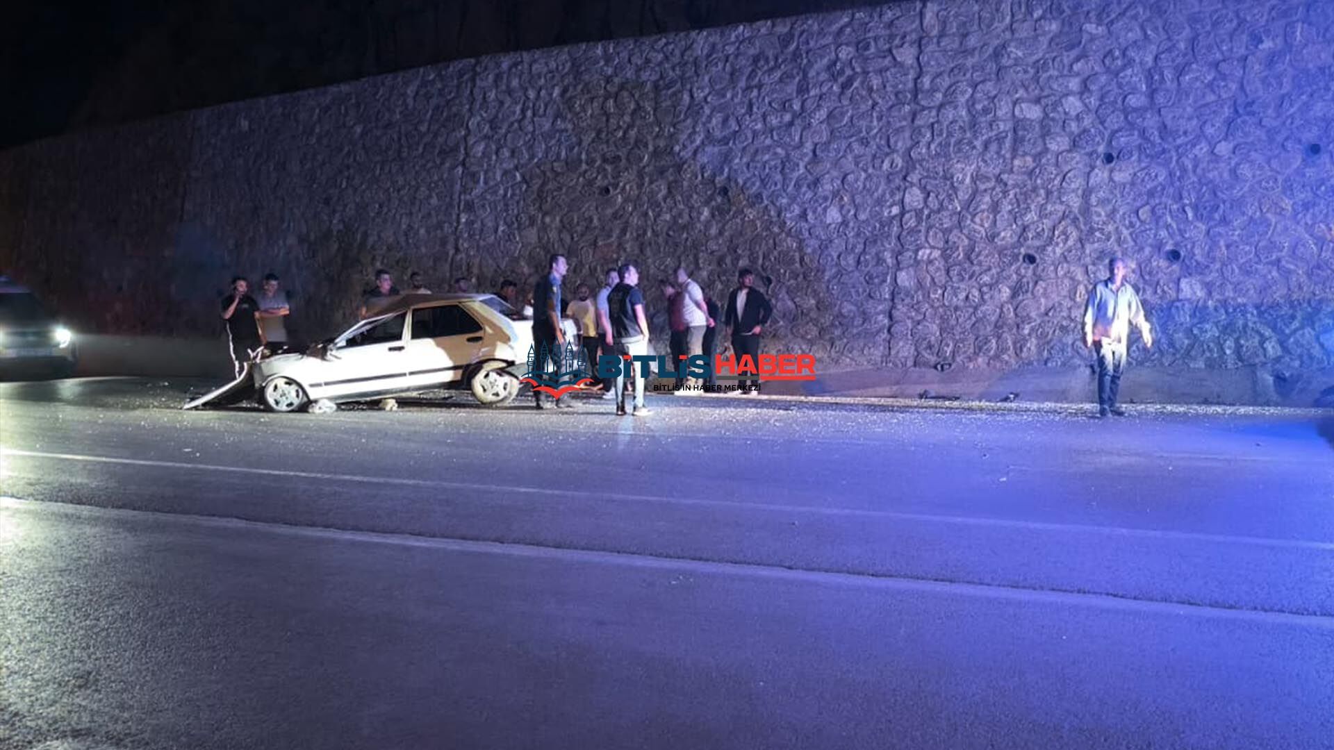 Bitlis'te Otomobil Duvara Çarptı, 1'I Ağır, 2 Kişi Yaralandı 1