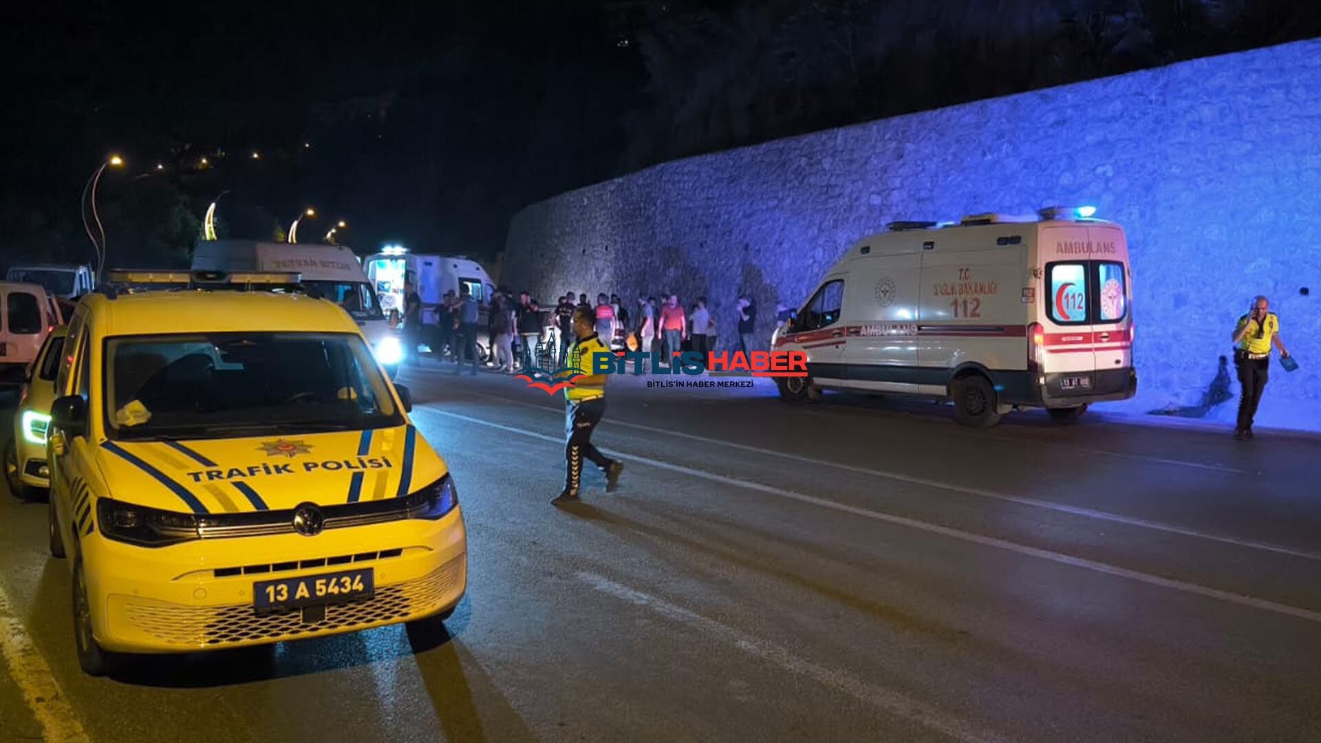 Bitlis'te Otomobil Duvara Çarptı, 1'I Ağır, 2 Kişi Yaralandı 2