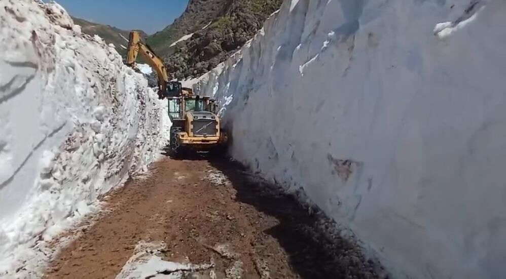 Hakkari'de Temmuzda 5 Metrelik Kar Duvarları Arasında Yollar Açıldı 1