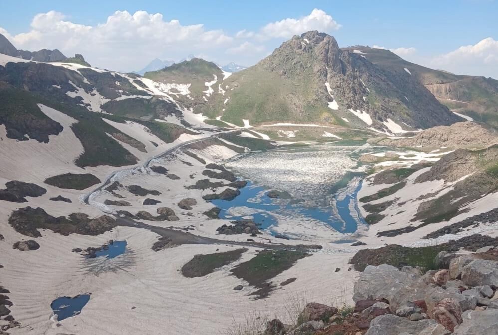 Hakkari'de Temmuzda 5 Metrelik Kar Duvarları Arasında Yollar Açıldı 3