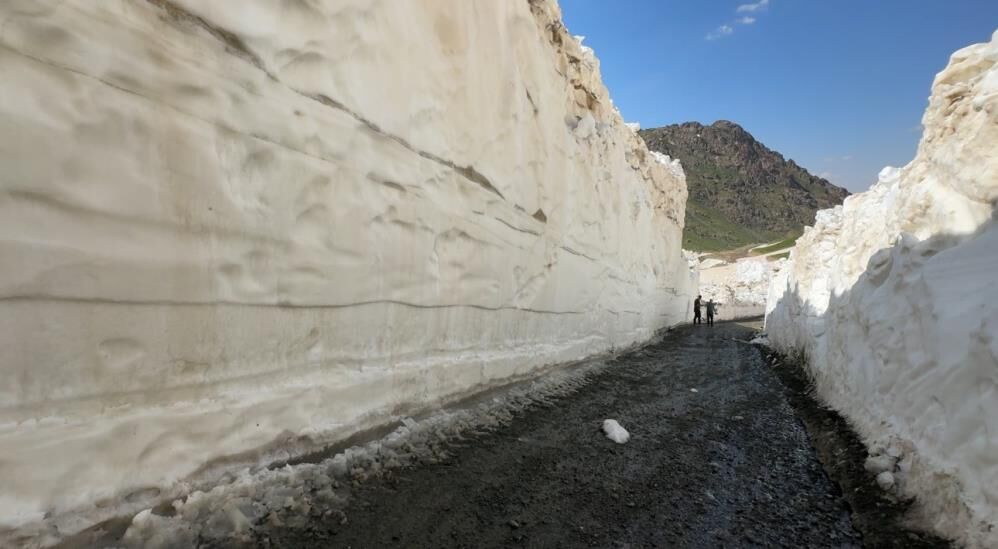 Hakkari'de Temmuzda 8 Metrelik Kar Tünelleri İş Makinesi Kayboldu 1