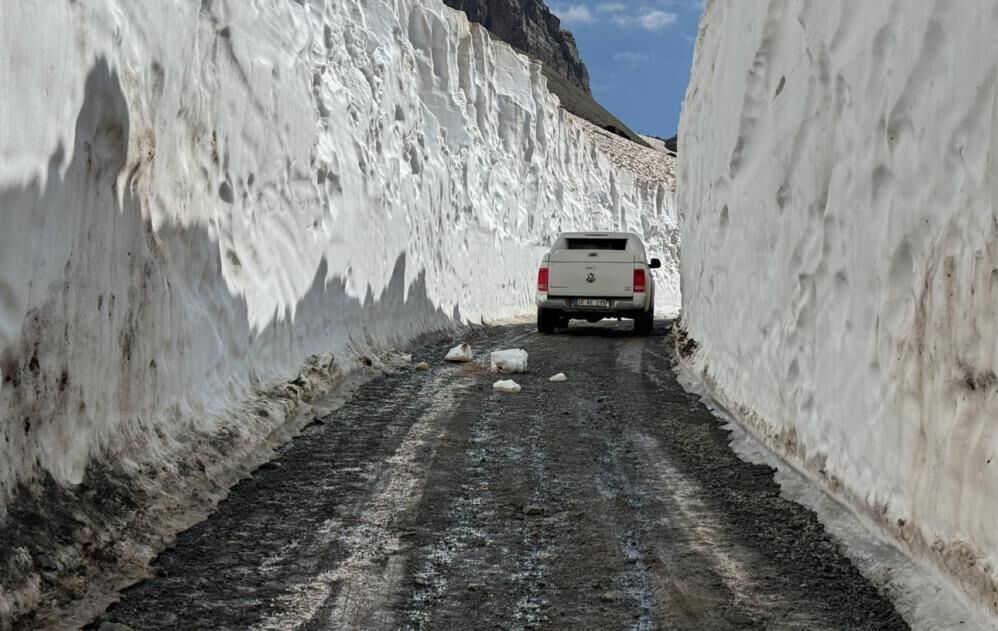 Hakkari'de Temmuzda 8 Metrelik Kar Tünelleri İş Makinesi Kayboldu 3