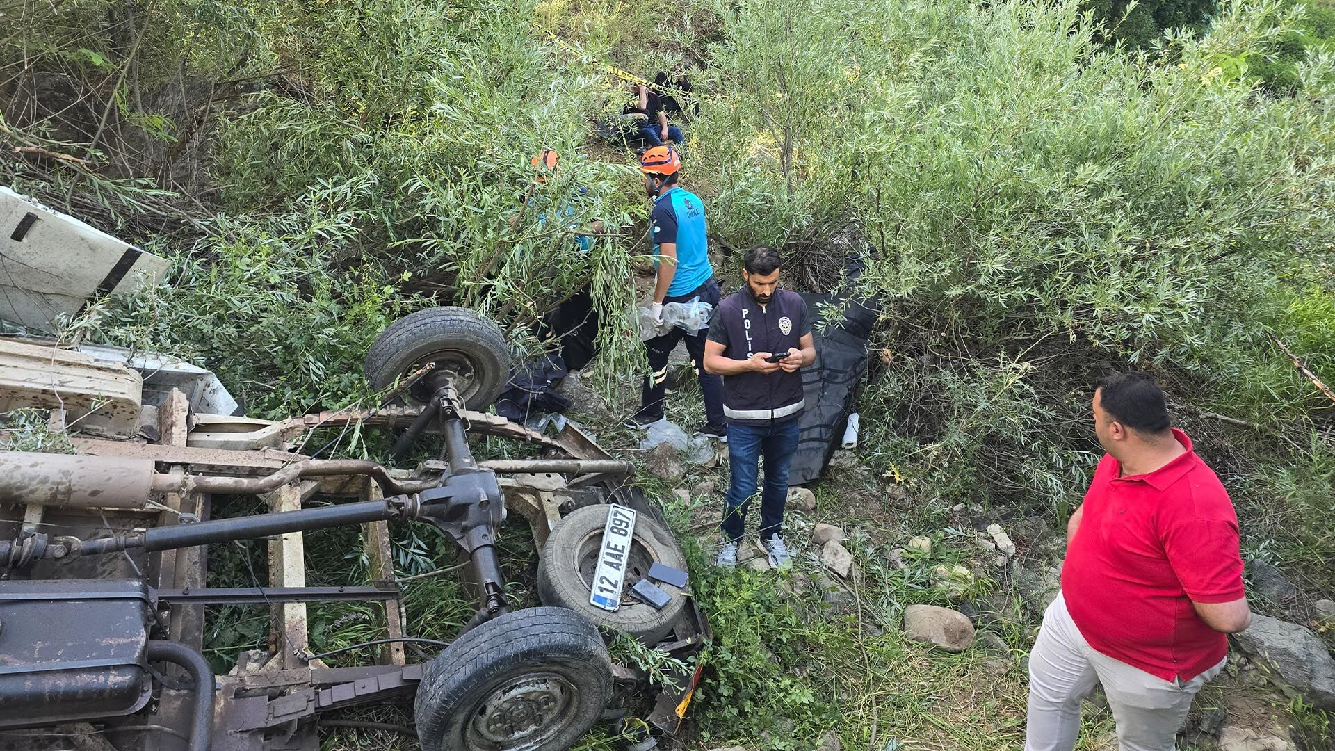 Kamyonet Uçuruma Yuvarlandı, 3 Ölü, 2 Yaralı 1