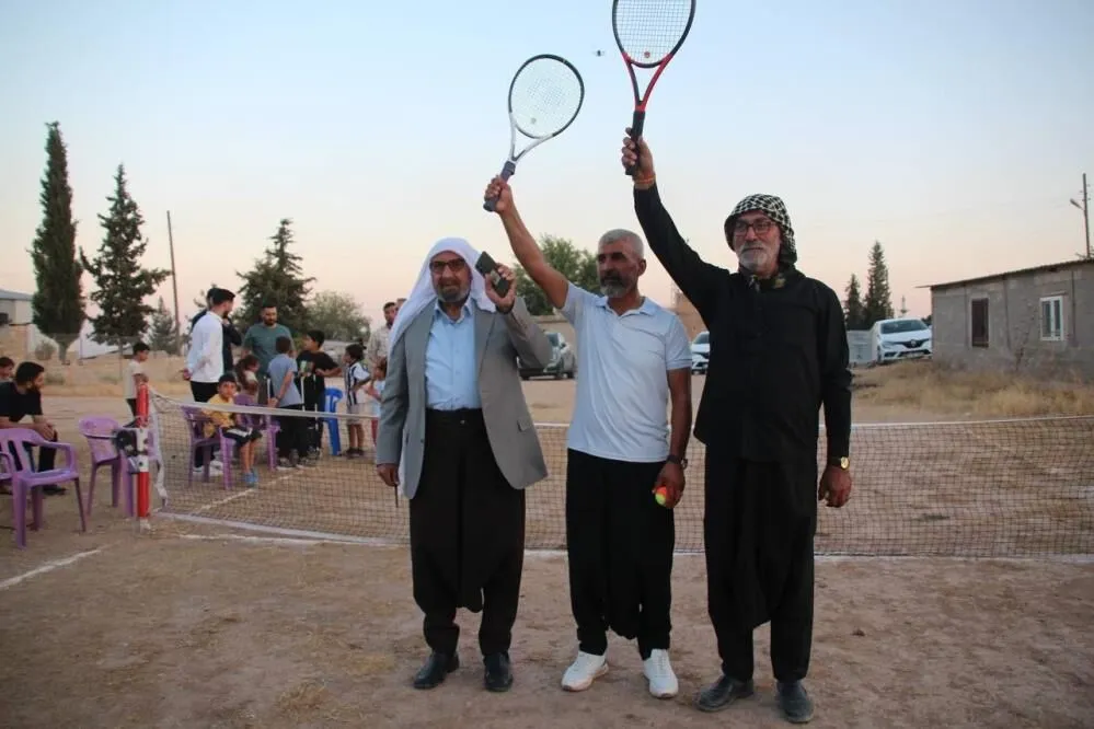 Toprak Kortta Tenis Oynayan Koylulerden Renkli Goruntuler 1