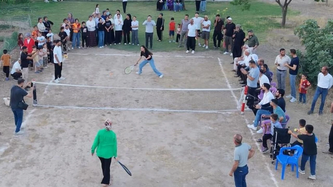 Toprak Kortta Tenis Oynayan Koylulerden Renkli Goruntuler 2