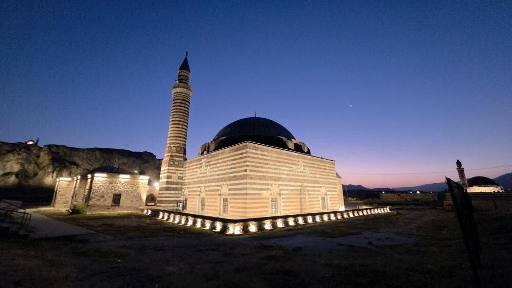 Van Semalarında Hilal Ay Ve Mars, Tarihi Camilerle Aynı Karede Kartpostallık Manzara 3