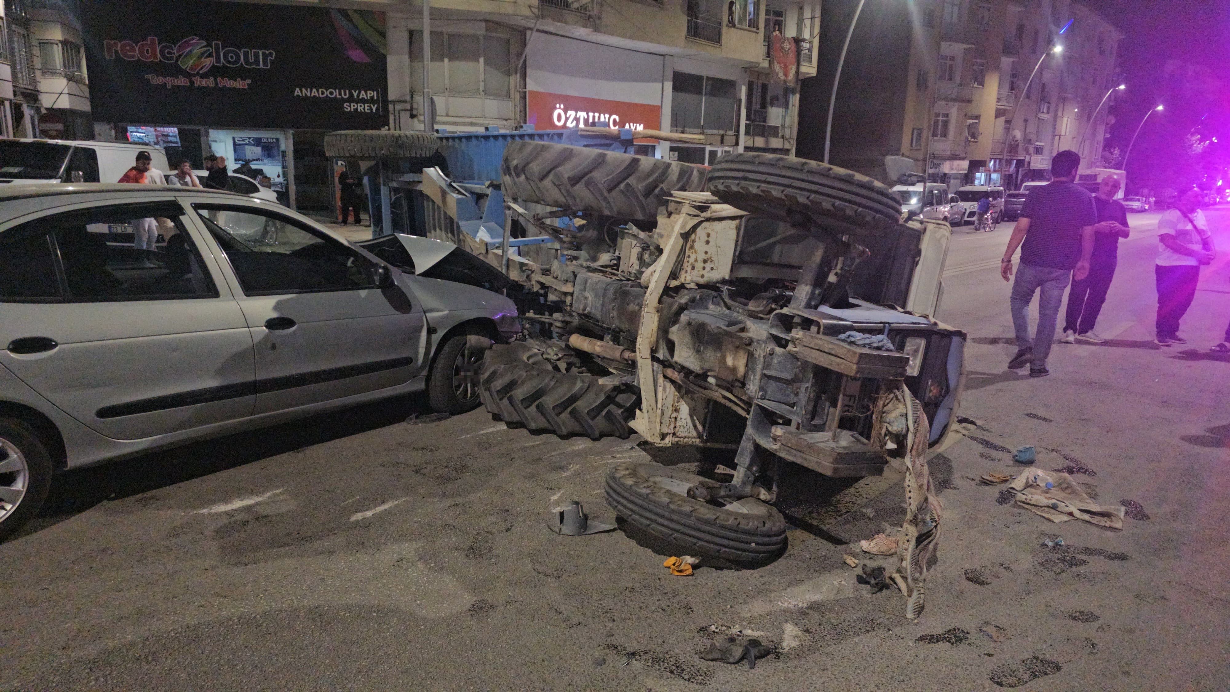 Otomobil ile traktör çarpıştı: 5 kişi yaralandı