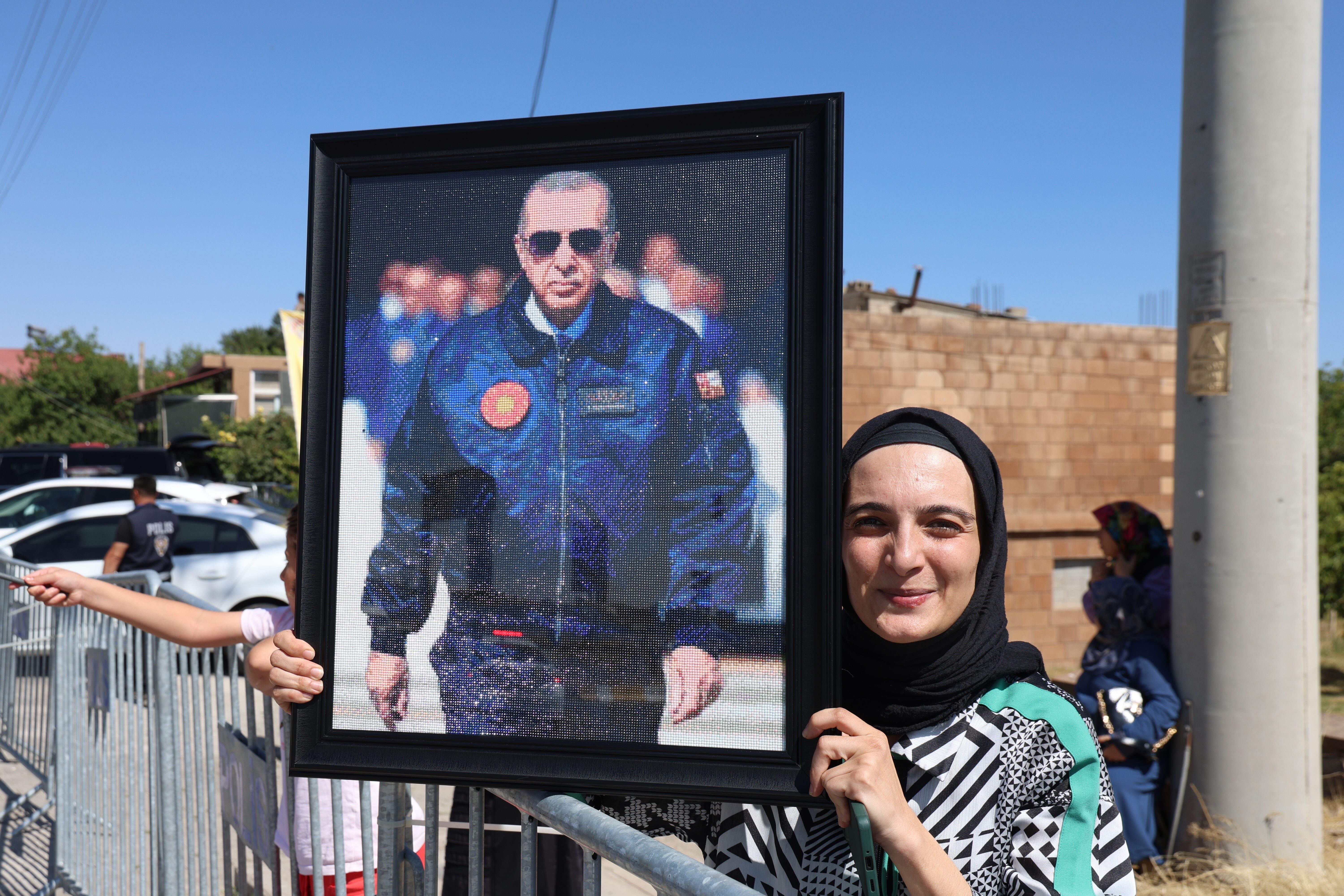 Binlerce boncukla ilmek ilmek işlediği tabloyu Ahlat’ta Cumhurbaşkanı Erdoğan’a ulaştırdı