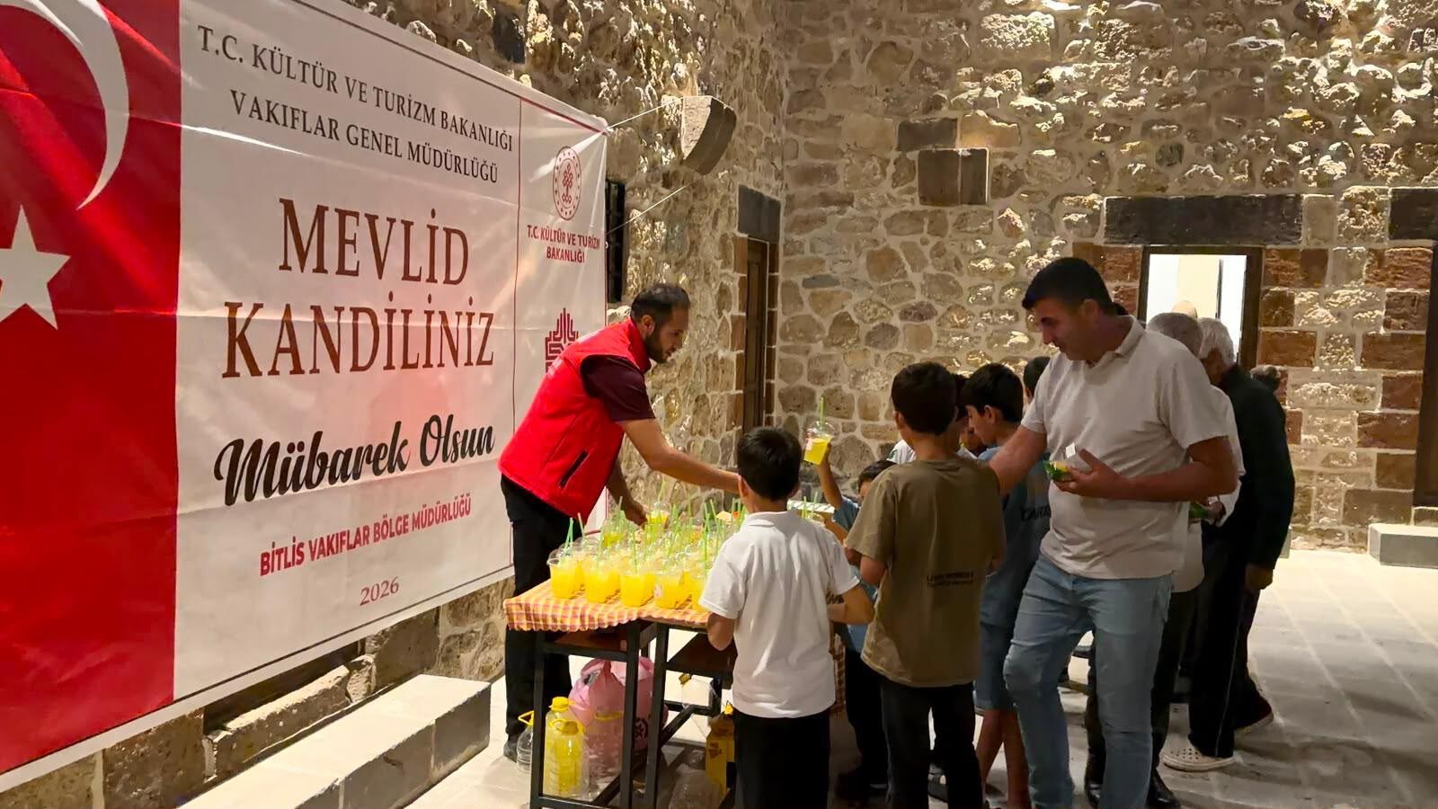 Bitlis Vakıflar Bölge Müdürlüğü’nden Mevlit Kandili’nde 6 bin kişiye limonata ikramı