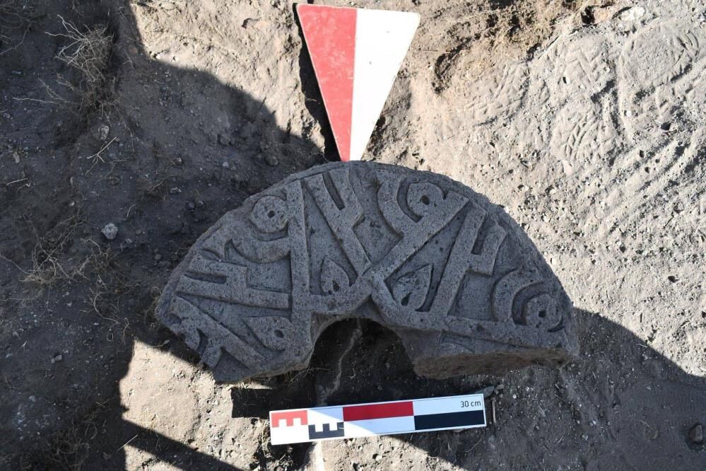 Hz. Muhammed Ismi 6 Kez Bulunan Selçuklu Taşı Keşfedildi; Ahlat'ta Sergilenecek 1