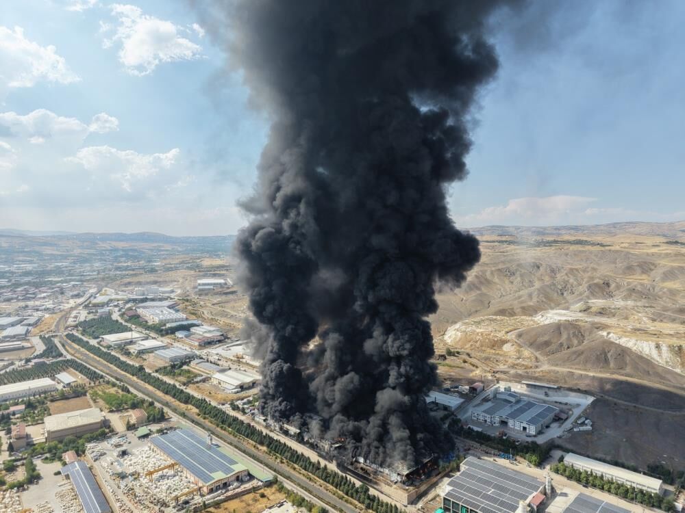 Organize Sanayi Bölgesinde Fabrikada Yangın Çıktı 1