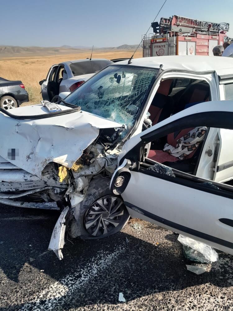 Van'da Iki Otomobil Çarpıştı 7 Yaralı-1