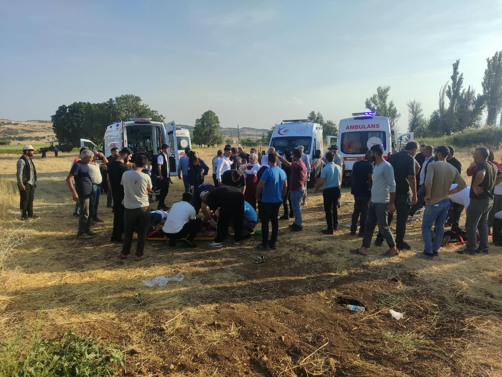 Devrilen otomobilde 4'ü çocuk 9 kişi yaralandı